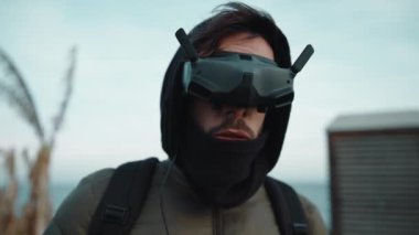 pilot sanal gözlüklerle fpv drone 'u kontrol ediyor 