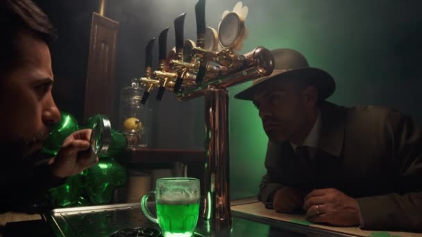 Enquête Sur Mystérieuse Bière Verte Dans Pub — Video