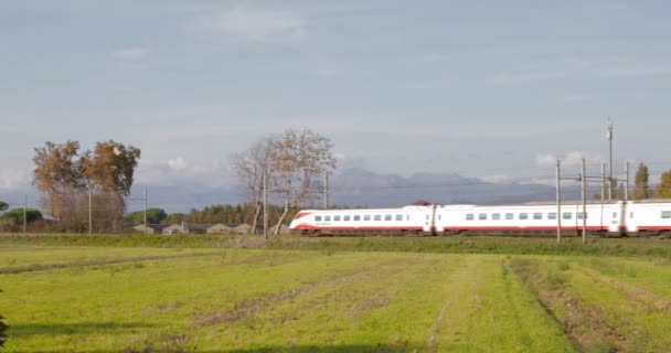 火车在田野里通过 — 图库视频影像