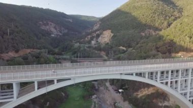 Beton köprünün havadan görünüşü iki uçurumu birbirine bağlıyor