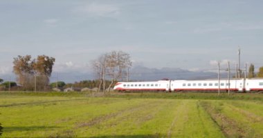 Bir tarlada geçen tren 