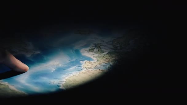 Zbliżenie Wiązki Światła Oświetla Atlas — Wideo stockowe
