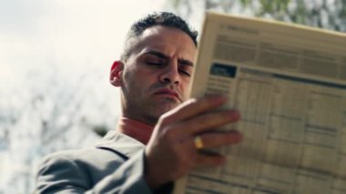 Gazetede haber okuyan adam.