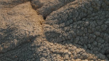 Kuru Yerdeki Çatlakların Kapanışı