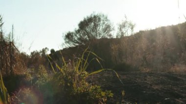 Motorcunun yavaş hareketi toprak yolda sıçrıyor.