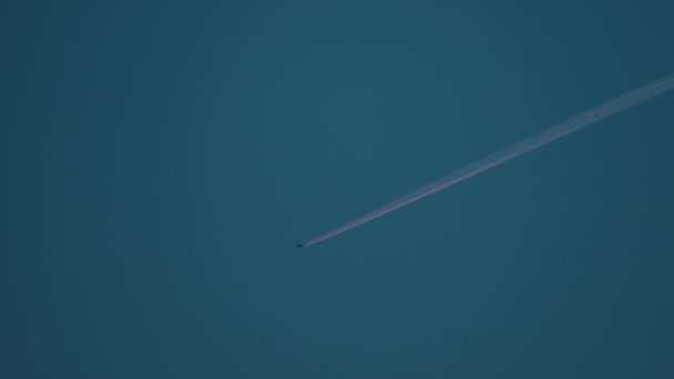 Long Shot Airplane Trail Blue Sky — Vídeo de Stock