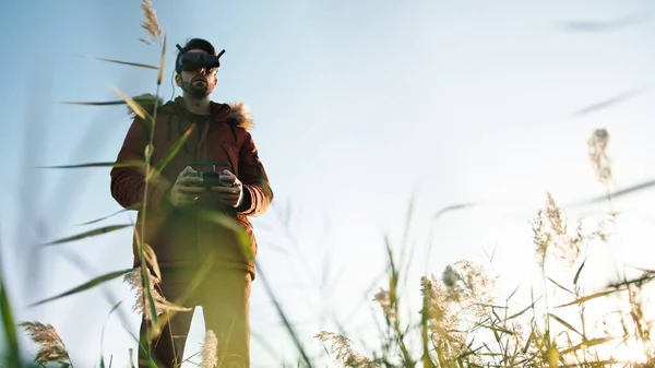 pilot sanal gözlüklerle fpv drone 'u kontrol ediyor