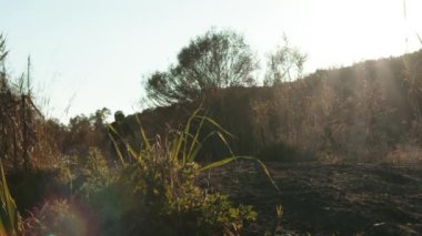 Motorcunun yavaş hareketi toprak yolda sıçrıyor.