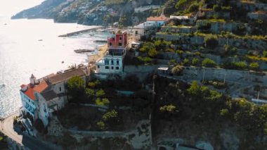 Gündoğumunda Amalfi sahili hava manzarası, Napoli yakınlarında İtalyan sahili..