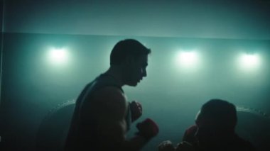 Dövüşçüler Spor Salonunda Siluet Eğitiyor.