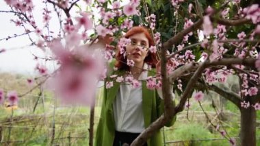 Kapalı kapılar ardında pembe çiçekler var.
