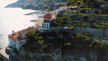 Gündoğumunda Amalfi sahili hava manzarası, Napoli yakınlarında İtalyan sahili..