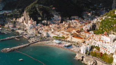 Gündoğumunda Amalfi sahili hava manzarası, Napoli yakınlarında İtalyan sahili..