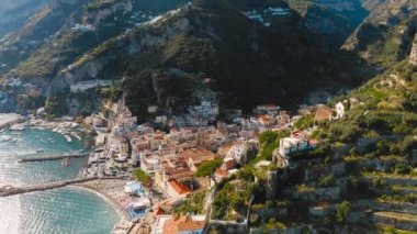 Gündoğumunda Amalfi sahili hava manzarası, Napoli yakınlarında İtalyan sahili..