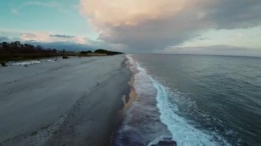 Okyanus kıyı şeridinin hava görüntüsü 