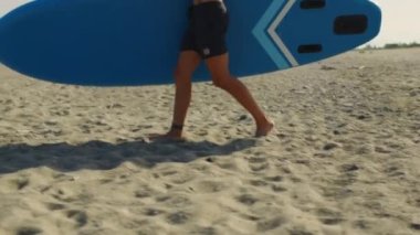 Kumsalda kürek çeken bir adam. 