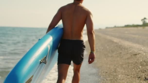 Hombre Con Tabla Sup Paddle Playa — Vídeos de Stock