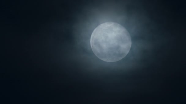 Largo Tiro Luna Llena Detrás Nubes Negras — Vídeo de stock