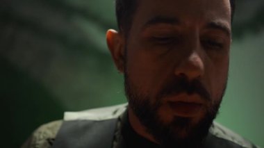 İnsanoğlu şüpheli bir şekilde yere bakar..