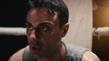 Boksörün yaklaşması ringin kenarında nefesini tutuyor.