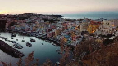 Procida Adası 'nın renkli evleri.