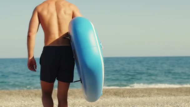Чоловік Веслою Дошці Пляжі — стокове відео