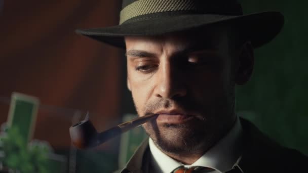 Primo Piano Del Detective Fuma Una Pipa — Video Stock