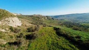 Yeşil tepelerin havadan görünüşü