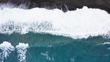 Okyanus dalgalarının çarpışının havadan görüntüsü 