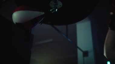 Çocuk armut kum torbasına yumruk atıyor..