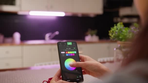 Controlling Keuken Licht Met Telefoon — Stockvideo