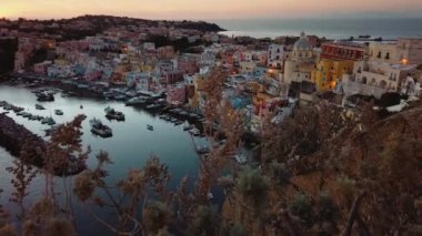 Procida Adası 'nın renkli evleri.
