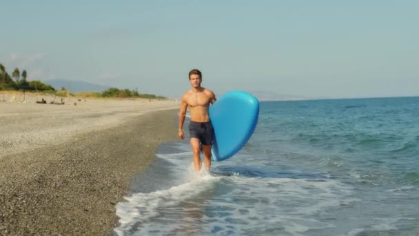 海滩上有船桨泡的男人 — 图库视频影像