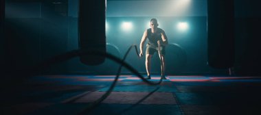 Dövüş halatlarını kullanarak spor yapmak yoğun bir egzersiz..