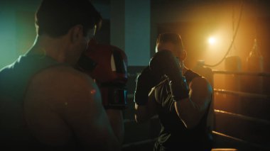 Boksörler gece ringde dövüşür..