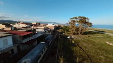 Evlerin arasından geçen treni takip ederek..