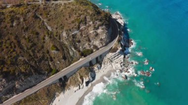 Dalgaların hava görüntüsü kayalık kayalıklara çarpar