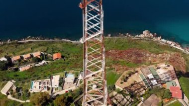 Yüksek voltajlı elektrik kulesinin hava görüntüsü 