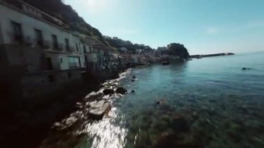Scilla 'nın havadan görünüşü Calabria kıyı kenti 