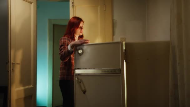 Πεινασμένο Κορίτσι Ανοίγει Ψυγείο — Αρχείο Βίντεο