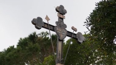 Hristiyan haçı dağ manzarasında.