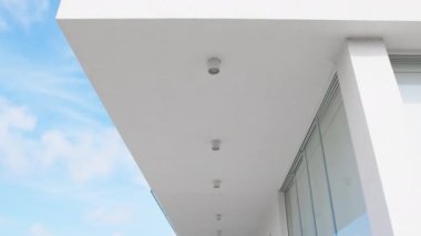 Bir evin modern dış aydınlatma sistemi