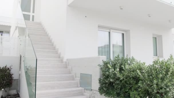 Moderne Huistrap Met Glazen Reling — Stockvideo