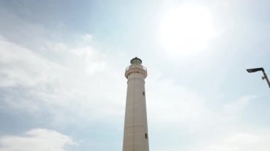 Deniz feneri kulesinin alt manzarası 