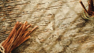 Masaya Tarçın Yapıştırması. Üst Görünüm.