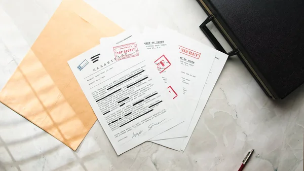 Masadaki Çok Gizli Belgeler.