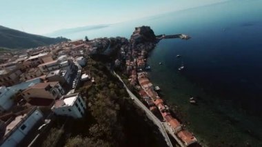 Scilla 'nın havadan görünüşü Calabria kıyı kenti 