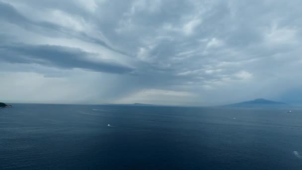 Kötü Hava Bulutları Zaman Okyanusun Üzerinde Akıp Gidiyor — Stok video