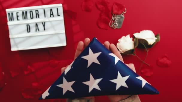 Držení Vlajky Usa Složené Trojúhelníku Pamětní Den — Stock video