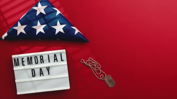 美国国旗折叠成三角形 上面印有悼念日的标志 — 图库视频影像
